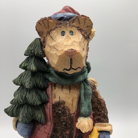 Bear figurine. Resin. Bear Holding Tree and Star. - Picture 3 of 9